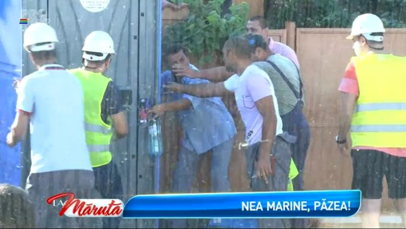 Nea Marin a ieşit nervos în stradă, să mute WC-ul ecologic care trebuia montat în faţa casei lui (captură: PRO TV)