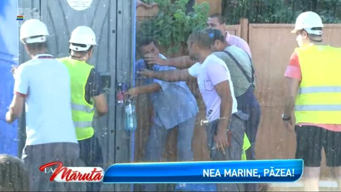 Nea Marin a ieşit nervos în stradă, să mute WC-ul ecologic care trebuia montat în faţa casei lui (captură: PRO TV)