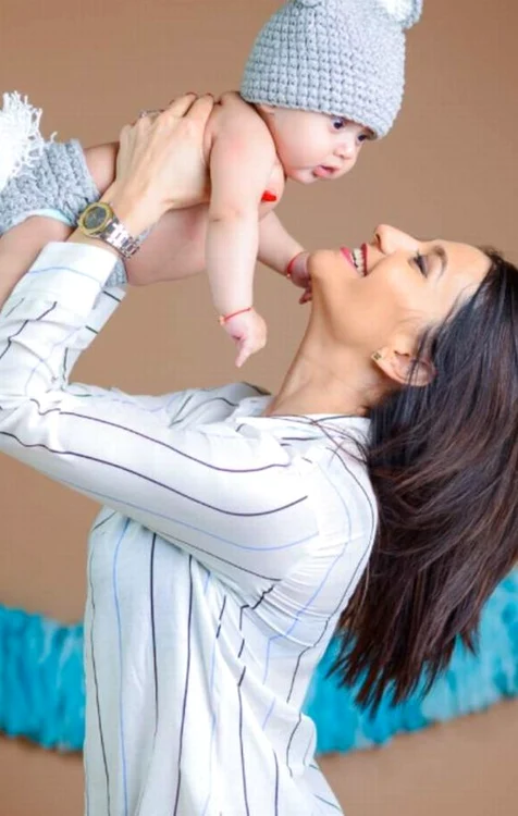 
    Băieţelul Claudiei învaţă să înoate cu un instructor personalfoto: captură Kanal D  