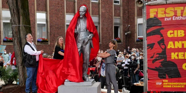 Statuie Lenin