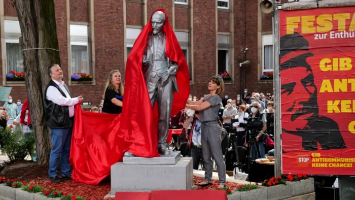 Statuie Lenin