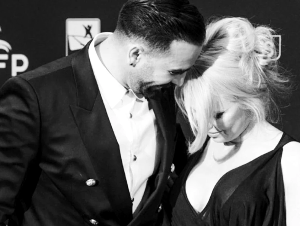 Pamela Andreson a anunțat că s-a despărțit de fotbalistul Adil Rami