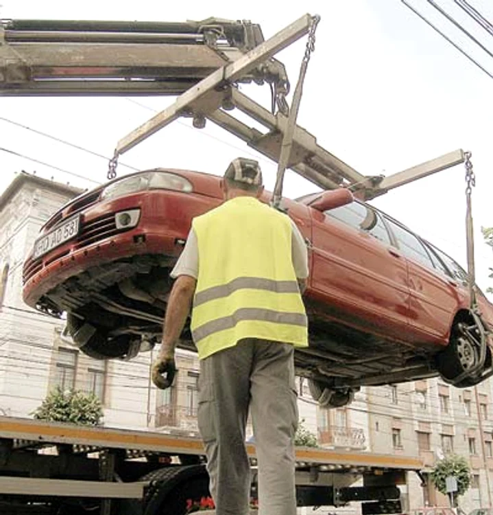 Mașina a fost ridicată de pe domeniul public după notificarea proprietarului FOTO arhivă Adevărul