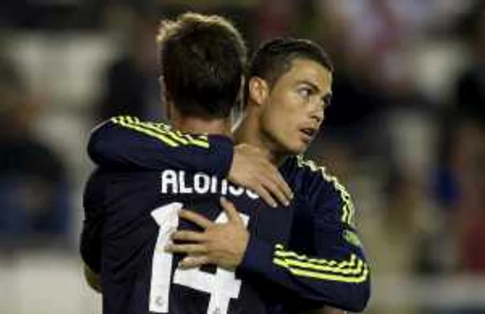 Ronaldo şi Xavi Alonso pot lua bani frumoşi dacă echipa lor cucereşte Liga Campionilor
