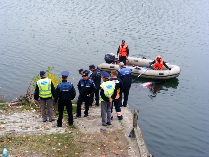 Poliţiştii efectuează cercetări la faţa locului FOTO Corina Macavei