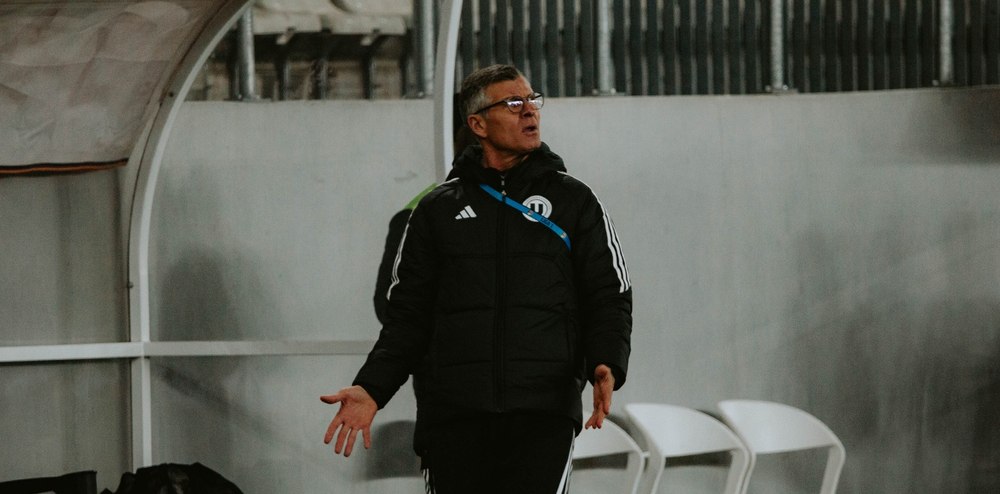 Mitocănie dusă la extrem. Fanii lui Dinamo au aruncat cu obiecte în Neluțu Sabău, unul dintre simbolurile clubului