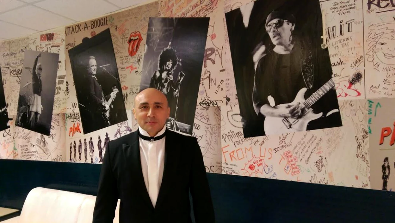 Solistul, îmbrăcat "la patru ace", chiar înainte de concert