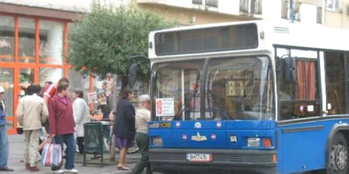 Elevii şi studenţii îşi pot ridica abonamentele gratuite de transport în comun 