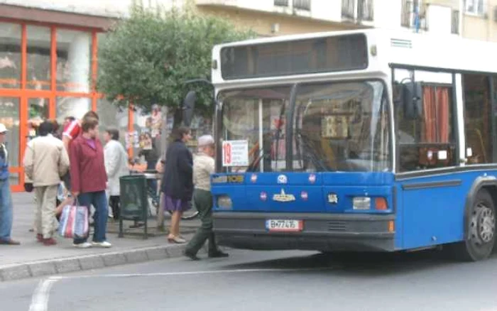 Elevii şi studenţii îşi pot ridica abonamentele gratuite de transport în comun
