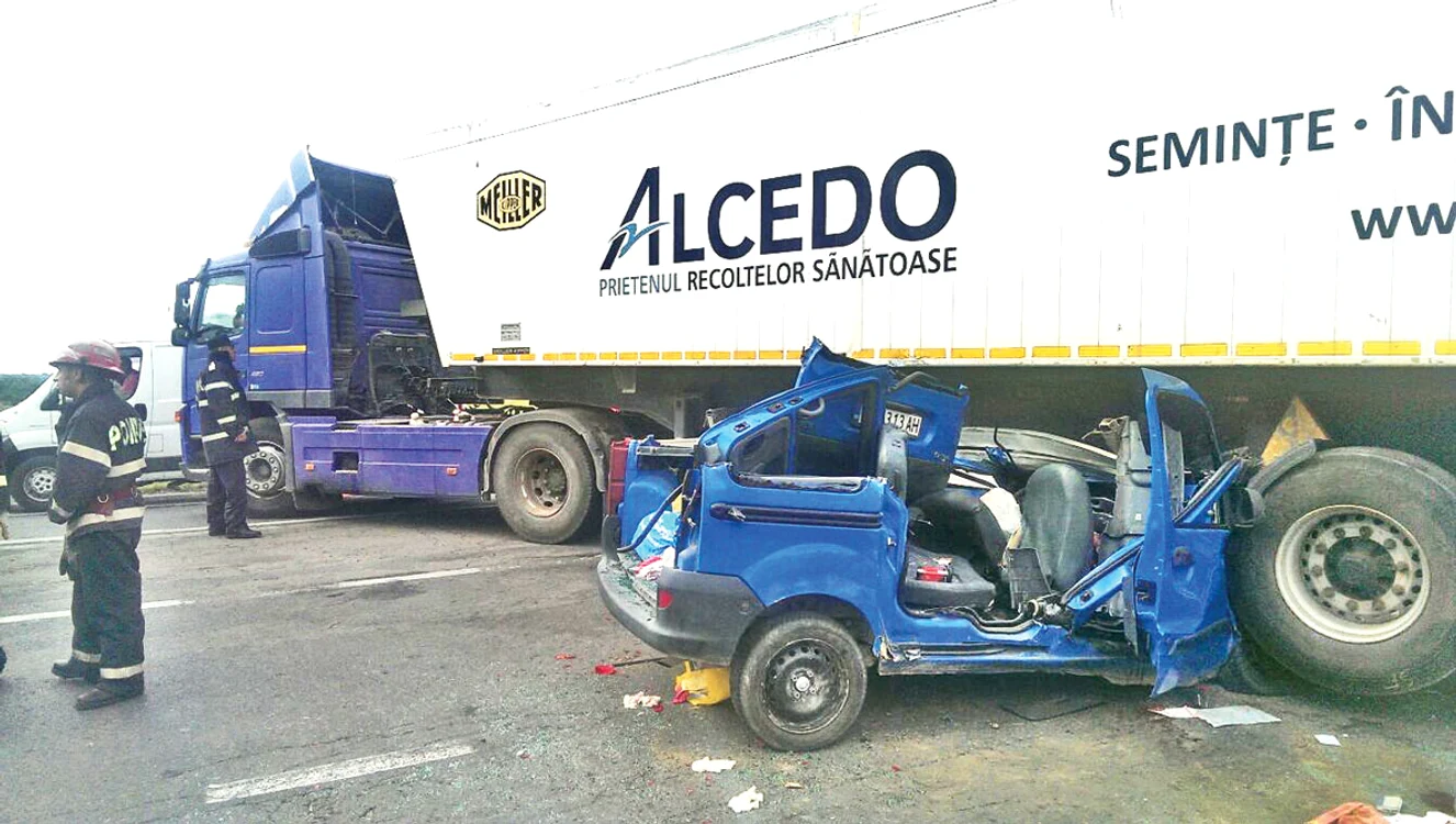 
    Autoturismul n-a mai putut opri şi s-a izbit de tirul care i-a ieşit în faţă  