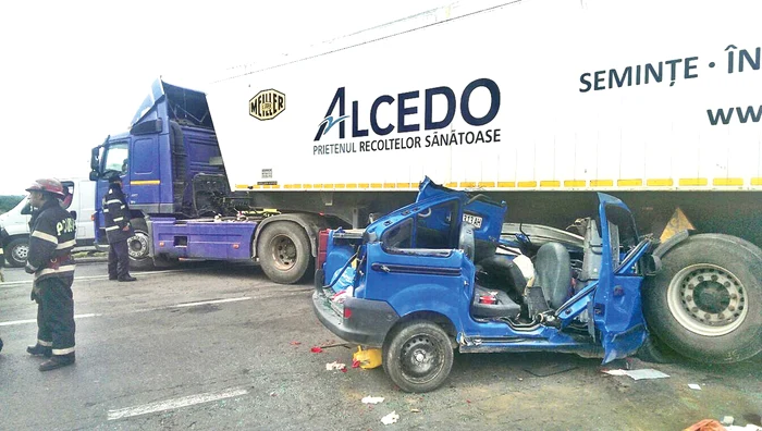 
    Autoturismul n-a mai putut opri şi s-a izbit de tirul care i-a ieşit în faţă  