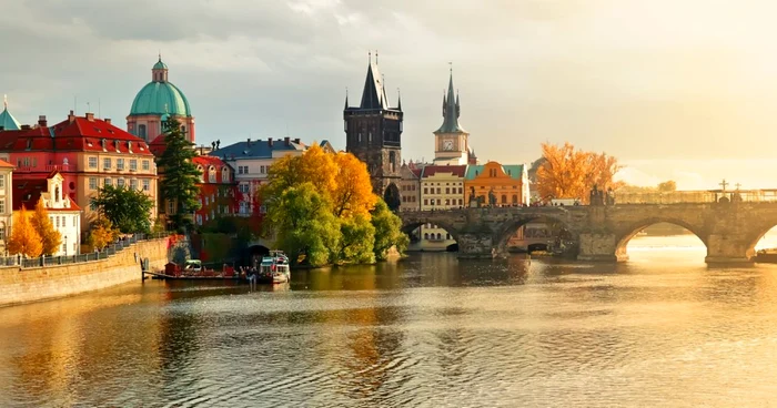 Asfinţit în spatele podului din Centrul Vechi din Praga FOTO Shutterstock