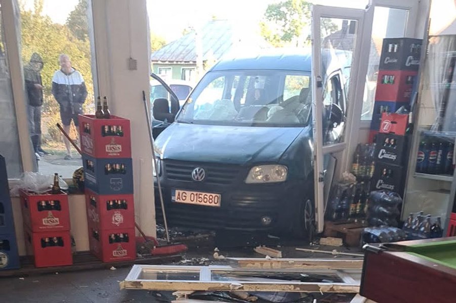 Un șofer aflat sub control judiciar a făcut prăpăd cu mașina. S-a urcat bet la volan și s-a oprit într-un magazin alimentar