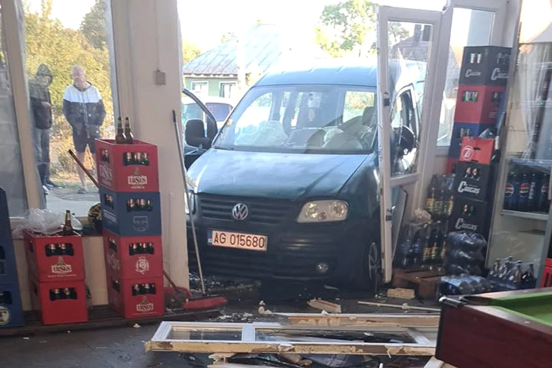 Mașina s-a oprit în magazin