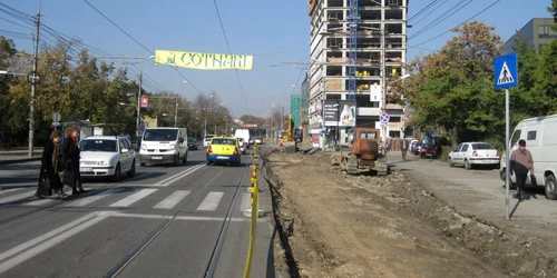 Ieşenii încearcă să traverseze strada prin mijlocul şantierului 