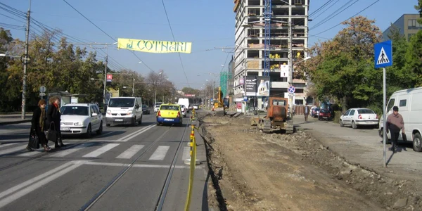 Ieşenii încearcă să traverseze strada prin mijlocul şantierului 