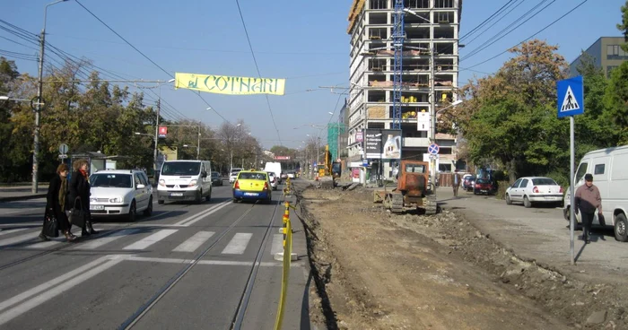 Ieşenii încearcă să traverseze strada prin mijlocul şantierului
