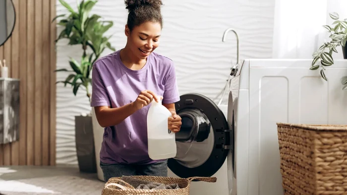 Balsam de rufe de casă. O soluție naturală cu doar două ingrediente pentru haine moi și parfumate.