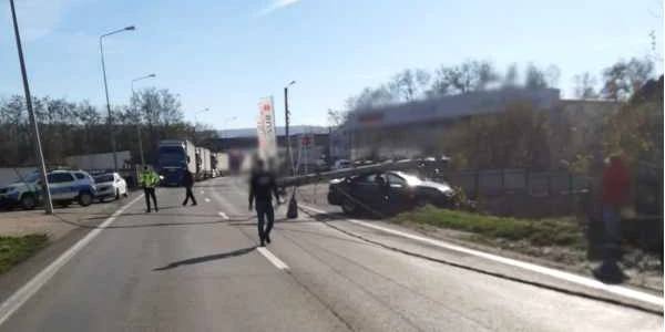 Accident DN 7 şosea de centură - Râmnicu Vâlcea - stâlp electric retezat - o victimă Foto Adevărul