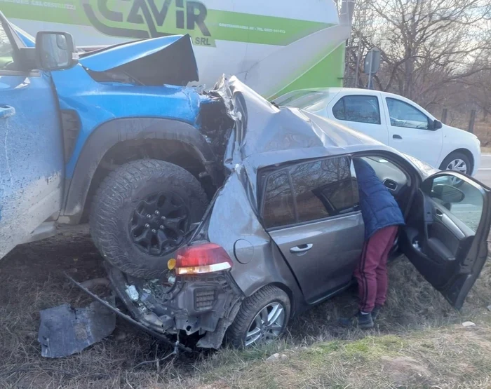 Bolidul condus de tânărul şofer s-a urcat pe autoturismul din faţa sa         Foto: facebook.com/robert.r.buga