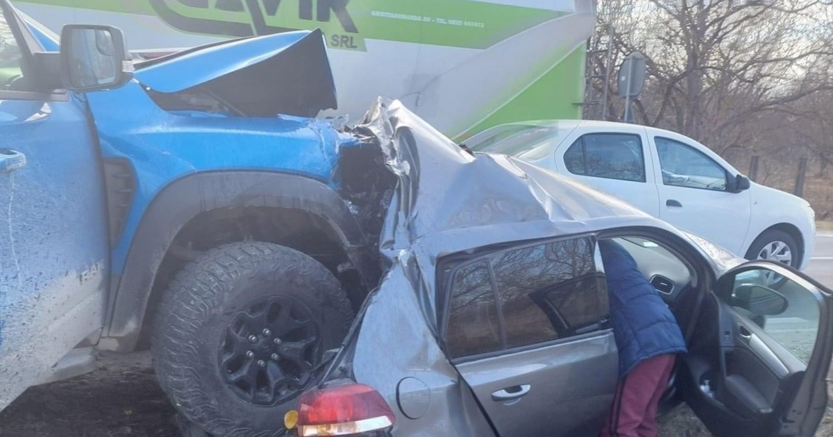 Bolidul condus de fiul unui om de afaceri din Gorj s-a urcat la propriu pe un autoturism. Şoferul a fost rănit VIDEO | adevarul.ro