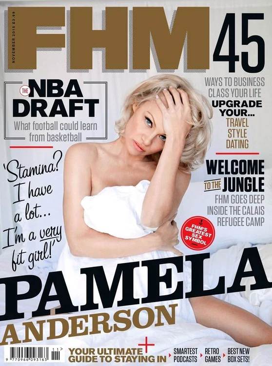 Pamela a pozat sexy, acoperită doar de un cearșaf