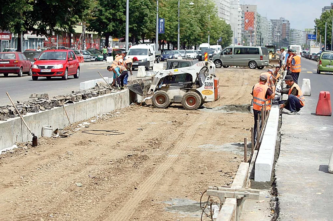 Pe mijlocul şoselei încă  se sapă pentru înlocuirea  liniilor de tramvai