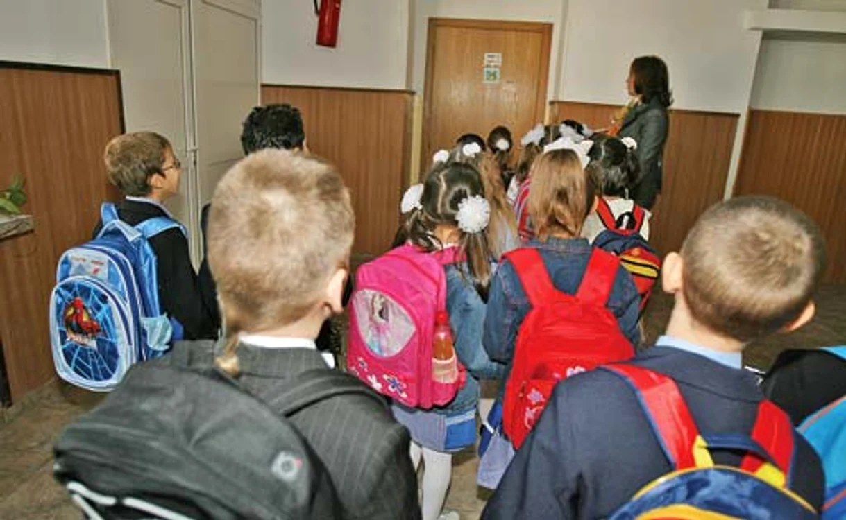 
    Inspectorul general  Gabriela Mihai  a cântărit ghiozdanele  micilor elevi  