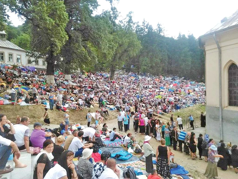 De-a lungul celor 4 zile peste 100.000 de oameni s-au adunat la mănăstirea Nicula
