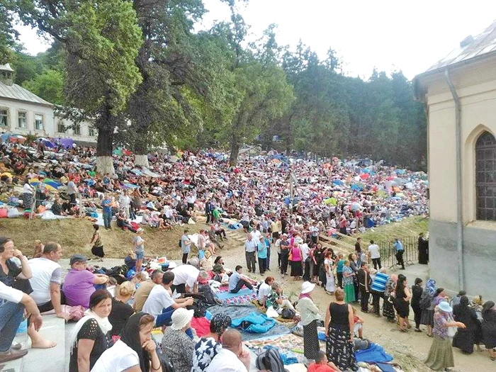 De-a lungul celor 4 zile peste  100.000 de oameni s-au  adunat la mănăstirea Nicula