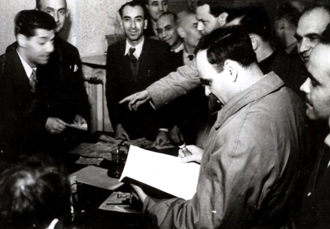 Gheorghe Gheorghiu–Dej dându-şi votul pentru victoria în alegeri a Blocul Partidelor Democratice (BPD) (19.11.1946) sursa: Fototeca online a comunismului românesc - Fotografia #FA180