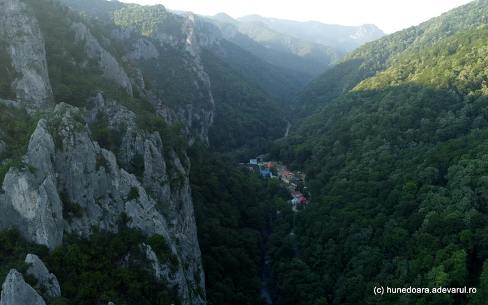 Valea Cernei. Băile Herculane. Foto: Daniel Guță. ADEVĂRUL