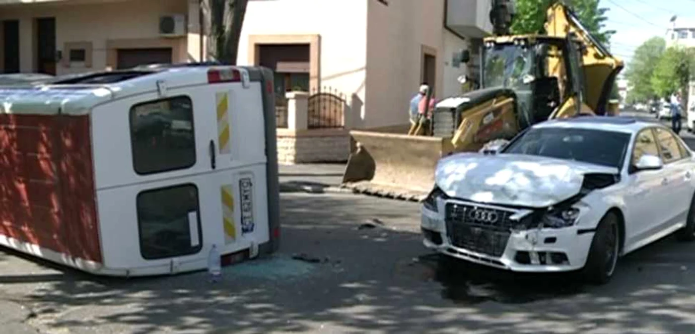 Audi a luat microbuzul pe sus şi l-a răsturnat. FOTO Adevărul