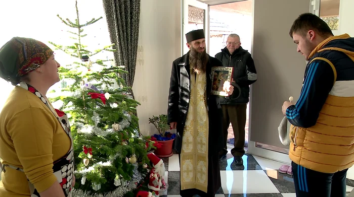 Preotul George Stoica merge cu icoana în toate casele. FOTO I. Bunilă