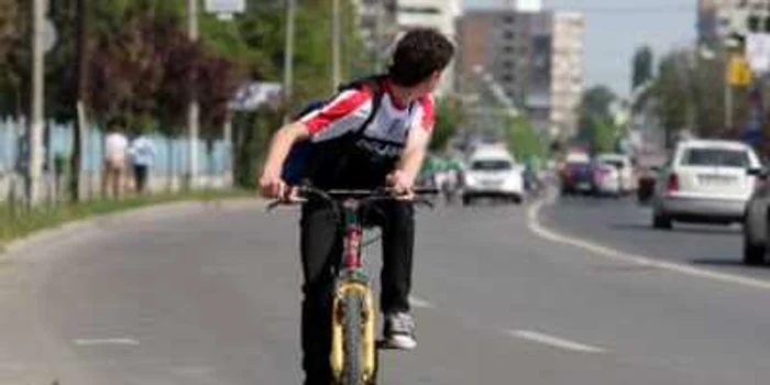 Timişoara: VIDEO Jaf la benzinărie, hoţul s-a bătut cu casiera şi a fugit cu bicicleta