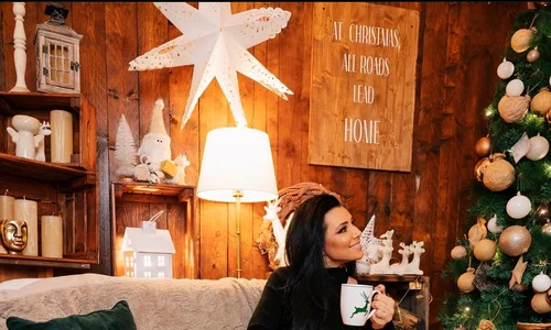 corina caragea langa brad cu totosei pufosi
