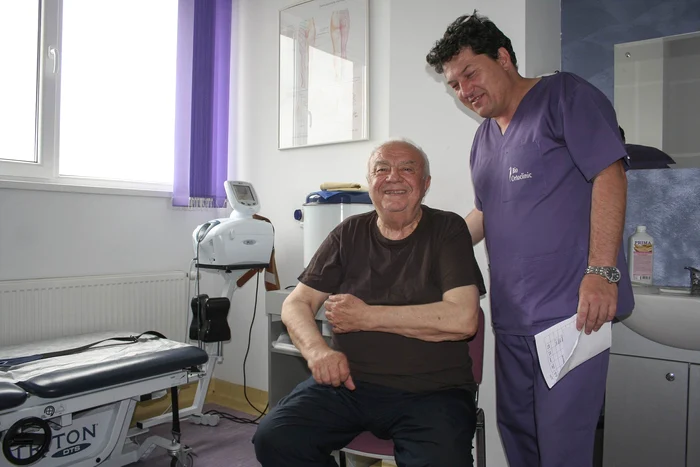 
    Arşinel, diagnosticat cu hernie de disc, şi-a pus mari speranţe în medicul Ion Manea, care i-a promis că-l scapă de o altă operaţie  