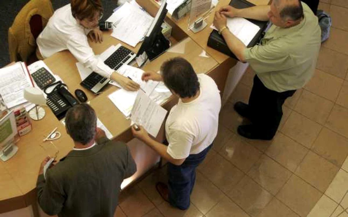 Chiar dacă salariile angajaţilor din bănci au scăzut în ultimii ani, ele se află în continuare în topul celor mai mari remuneraţii din economia locală FOTO Adevărul
