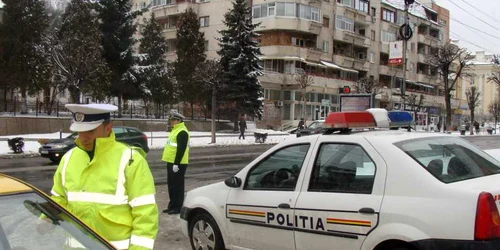 Poliţiştii au luat "la puricat" şoferii din trafic