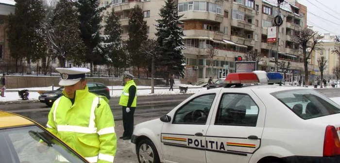 Poliţiştii au luat "la puricat" şoferii din trafic