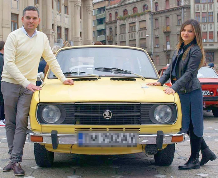 
    Iulian Zaiba şi viitoarea soţie,  lângă o Skoda din colecţieFoto: Arhivă Personală  
