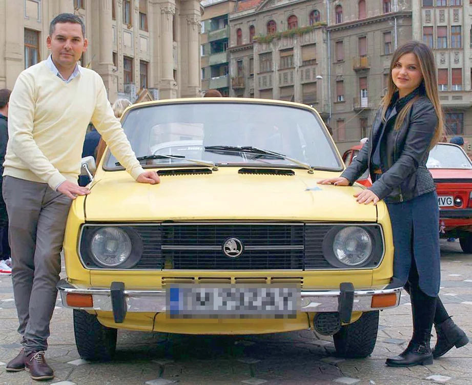 Iulian Zaiba şi viitoarea soţie, lângă o Skoda din colecţieFoto: Arhivă Personală