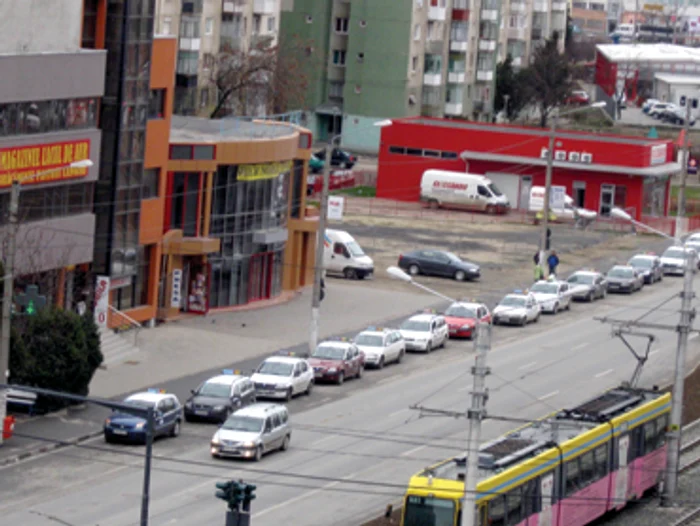 Taximetriştii se plâng că sunt loviţi de criză