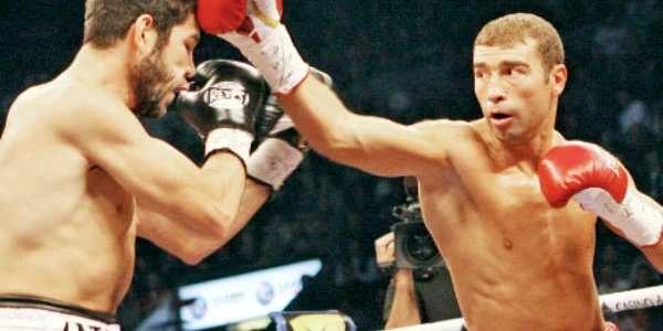 Lucian Bute (dreapta)  se află în faţa unui nou test