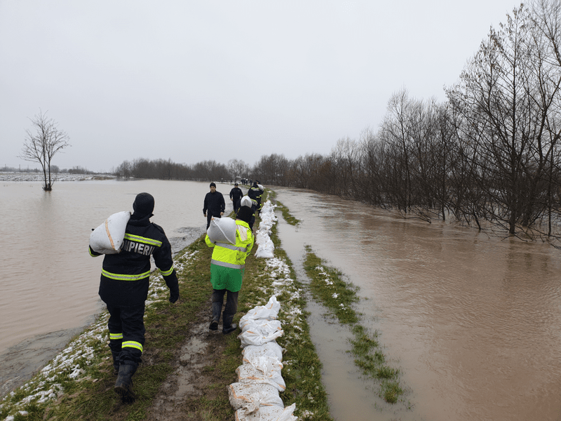 Cod portocaliu de inundații în mai multe zone din Vestul României. Alerta este valabilă până joi la prânz