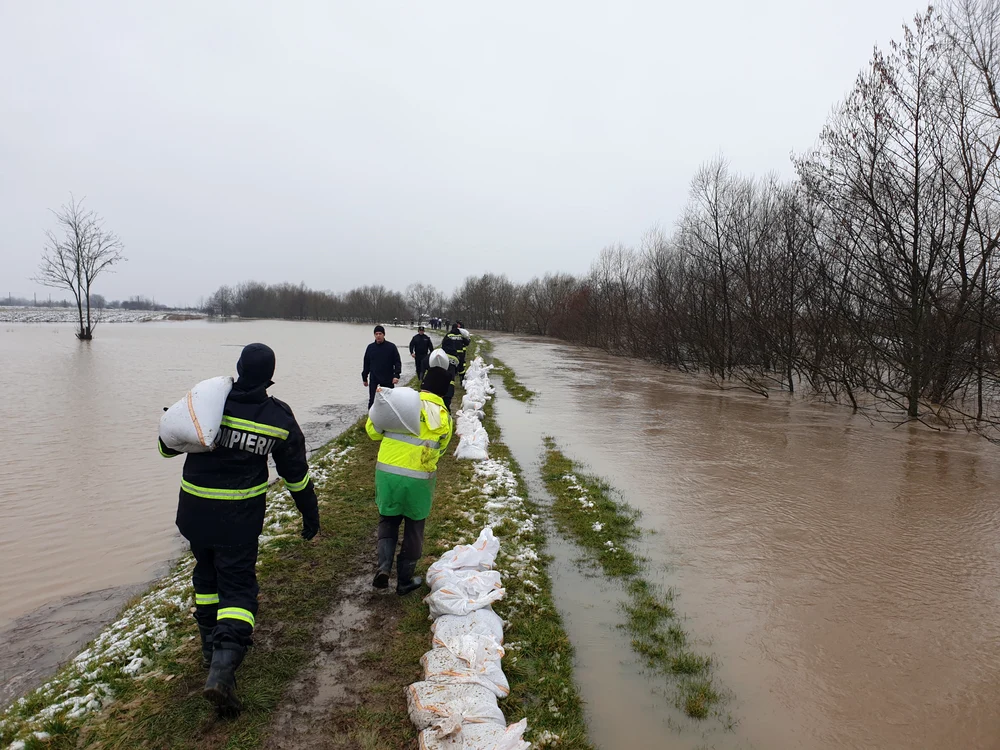 Mai multe râuri sunt aproape să iasă din matcă FOTO Arhivă Adevărul