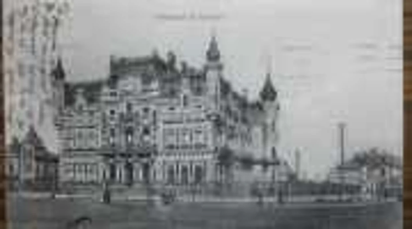Casa Catargiu (stânga), palatul Sturdza
(centru). FOTO Fototeca A.N.R. Il.209