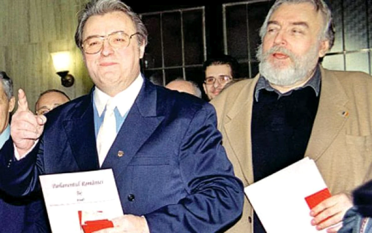 Vadim și Păunescu, în 2003, la braţ, la vernisajul expoziţiei de autografe deţinute de liderul PRM
