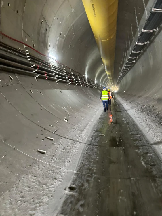 Angajații verifică dacă tunelurile sunt bine efectuate