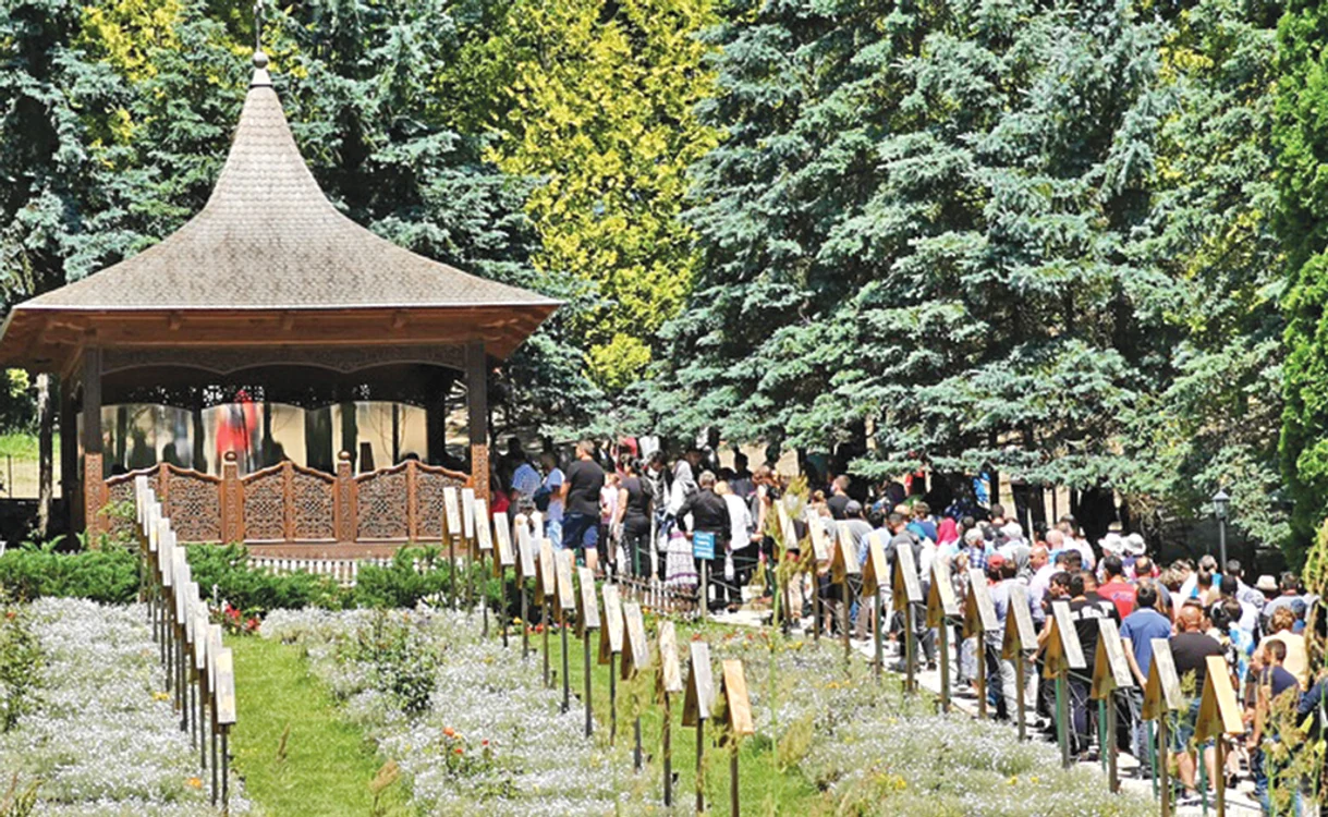 
    Curtea mănăstirii a fost plinăFoto: adevarul.ro  